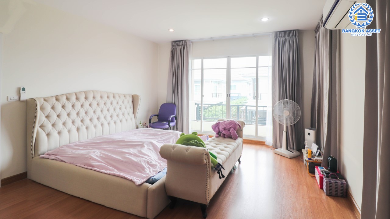 บ้านเดี่ยวมือสอง ม.ภัสสร26 ราชพฤกษ์-ติวานนท์ หลังมุม เนื้อที่กว้างขวางกว่า 90.90 ตร.ว. ฟังก์ชัน 3 ห้องนอน 3 ห้องน้ำ จอดรถได้ 2 คัน สภาพใหม่เหมือนมือหนึ่ง พร้อมเข้าอยู่ ทำเลเดินทางสะดวก หน้าโครงการติดถนนถนนราชพฤกษ์ ใกล้ทางด่วน "ศรีสมาน"